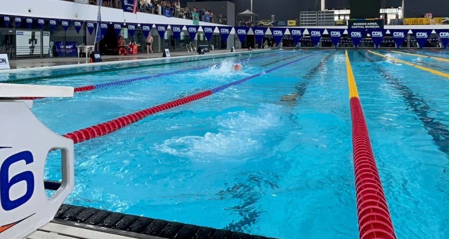 Pileta del Parque Olímpico durante la competencia, con los andariveles y el banco de largada
